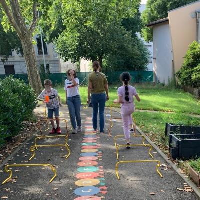 Garçon de café maternelle